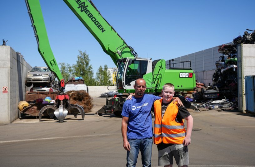 Fahrer Vítězslav Weis zeigt seinem Sohn den SENNEBOGEN 830 G – vielleicht schon der zukünftige Kollege bei KOVOŠROT Prag.<br>BILDQUELLE: SENNEBOGEN Maschinenfabrik GmbH