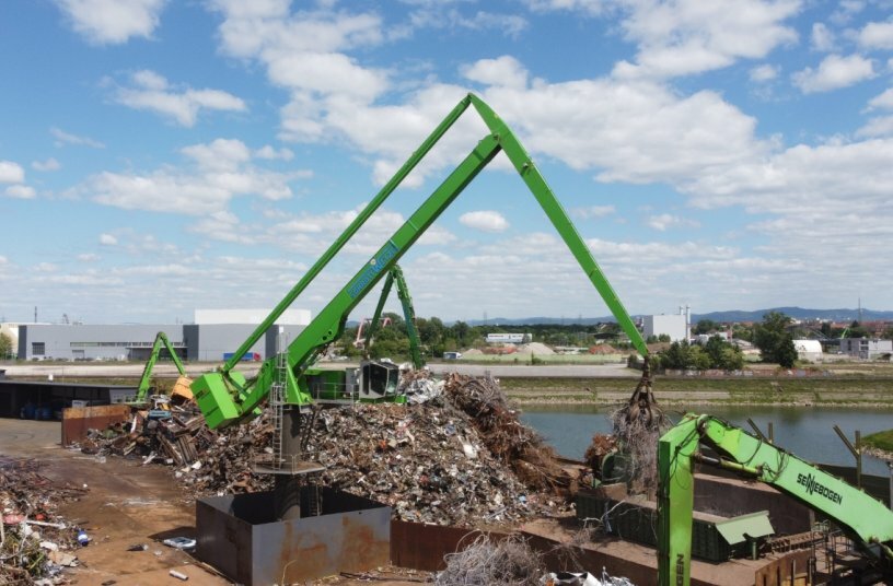 The EQ-Balancer at Schrott Wetzel has an equipment length of 32 meters and consumes only 75-80 kWh – perfect for efficient loading at the scrap yard.<br>IMAGE SOURCE: SENNEBOGEN Maschinenfabrik GmbH