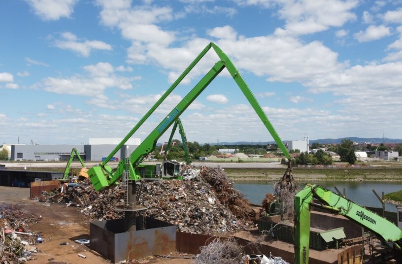 Der EQ-Balancer bei Schrott Wetzel hat eine Ausrüstungslänge von 32 Metern und verbraucht lediglich 75-80 kWh – perfekt für das effiziente Verladen auf dem Schrottplatz.<br>BILDQUELLE: SENNEBOGEN Maschinenfabrik GmbH