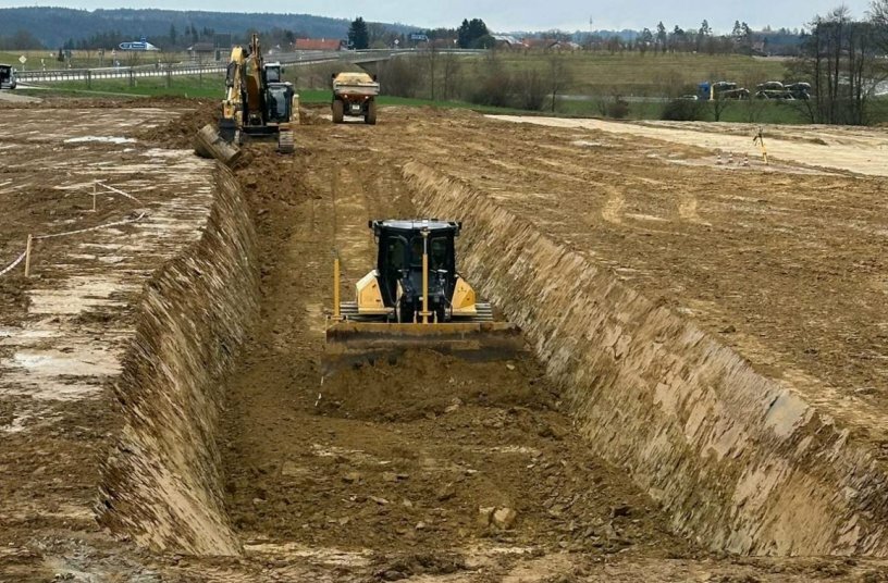 Erdarbeiten für den Neubau eines Logistikzentrums nach dem 3D-Modell<br>BILDQUELLE: SITECH Deutschland GmbH