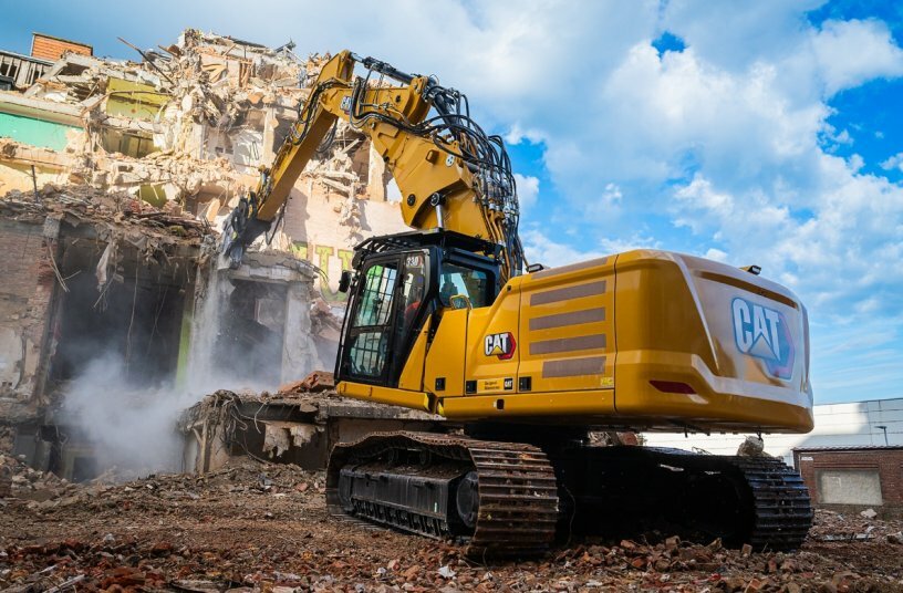 Der Cat® 330 UHD ist mit der neuesten Technologie und einem Stabilitätsüberwachungssystem für Abbrucharbeiten in extrem großer Höhe ausgestattet. Diese 46-Tonnen-Arbeitsmaschine bleibt mit dem nachrüstbaren Ausleger unter Verwendung der Cat-Nutzlastmessung und Cat 2D Grade effizient.<br>BILDQUELLE: Caterpillar