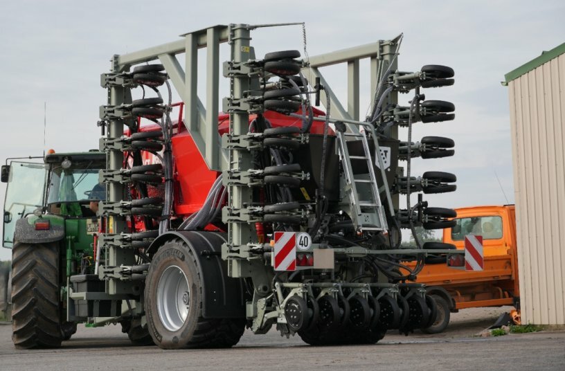 T-ForcePlus 750 with three-part folding for optimum road transport<br>IMAGE SOURCE: Novag GmbH