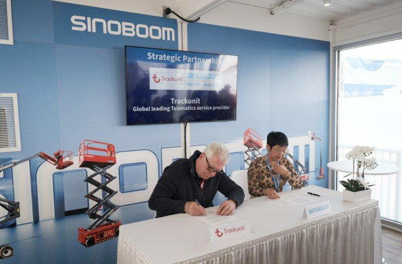 Paul Wilson of Trackunit and Susan Xu of Sinoboom.<br>IMAGE SOURCE: Make It China; SINOBOOM