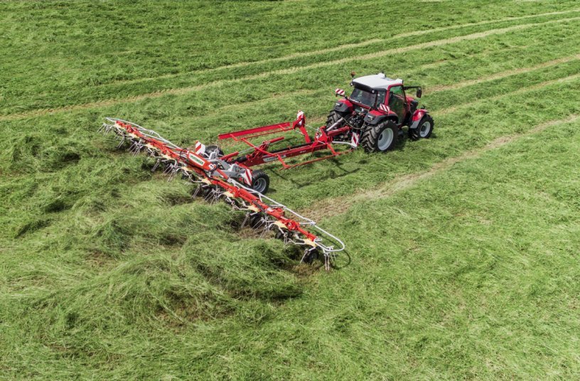 Der neue HIT HT 11100 zeigt seine Stärke in der vollen Breite<br>BILDQUELLE: PÖTTINGER Landtechnik GmbH