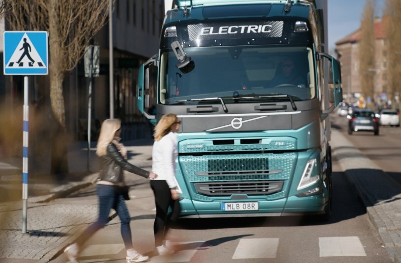 Aufbauend auf ihrer langjährigen Arbeit mit Sicherheitsinnovationen, ist die Volvo Group der erste Lkw-Hersteller, der eine Augmented Reality (AR)-Sicherheits-App für Elektro-Lkw auf den Markt bringt.<br>BILDQUELLE: Volvo Trucks