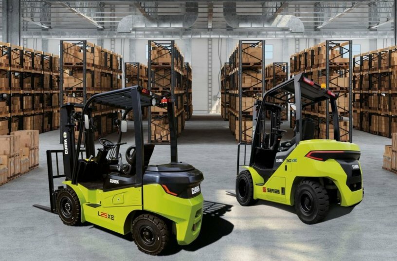 Die Crossover Modelle kombinieren die Vorteile umweltfreundlicher elektrischer Gabelstapler mit der Vielseitigkeit und Robustheit traditioneller Diesel- und Treibgasstapler<br>BILDQUELLE: CLARK Europe GmbH