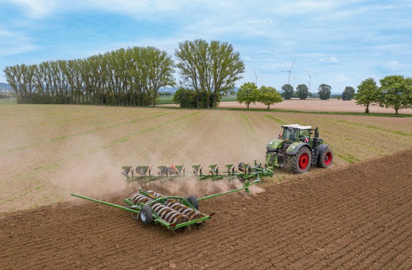 On land ploughing with the new AMAZONE Tyrok 400 Onland semi-mounted reversible plough.<br>IMAGE SOURCE: AMAZONEN-WERKE H. DREYER SE & Co. KG