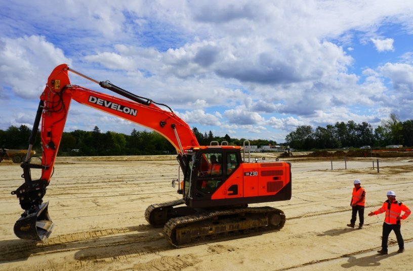 Successful Industry Demo for New Develon Series 9 Excavator<br>IMAGE SOURCE: DEVELON