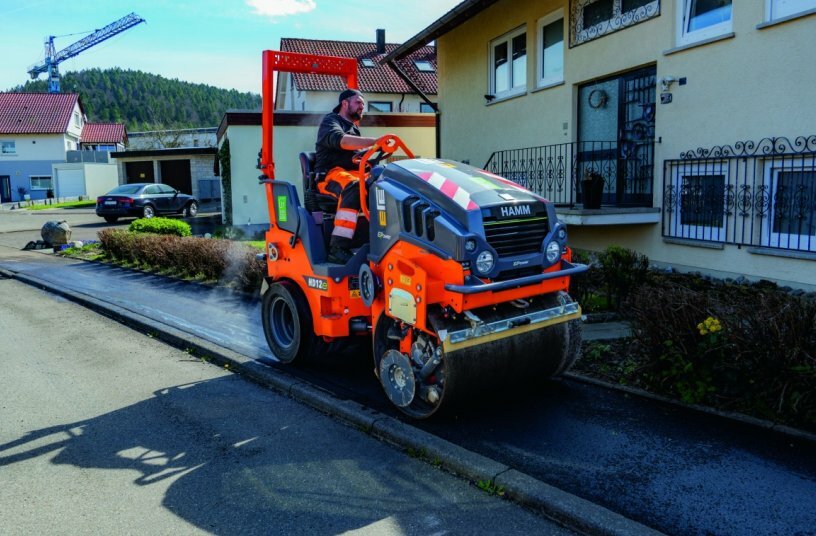 High compaction force and outstanding precision: the Hamm HD 12e VT battery-electric roller compacted the paved asphalt surface course immediately behind the Vögele paver.<br>IMAGE SOURCE: WIRTGEN GROUP