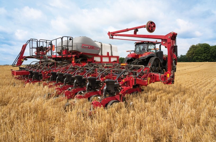 The award-winning Early Riser 2150S Front-Fold Split-Row Planter delivers superior agronomic performance with best-in-class 50-inch split-row offset (front to back) design combined with superior ground following.<br>IMAGE SOURCE: Case IH Europe