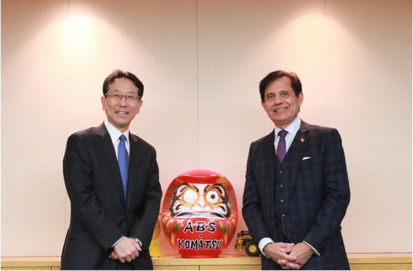 Hiroyuki Ogawa, Präsident und CEO von Komatsu Ltd. (Links) und Subhash Dhar, Gründer, Chairman und CEO von ABS (rechts)<br>BILDQUELLE: Komatsu
