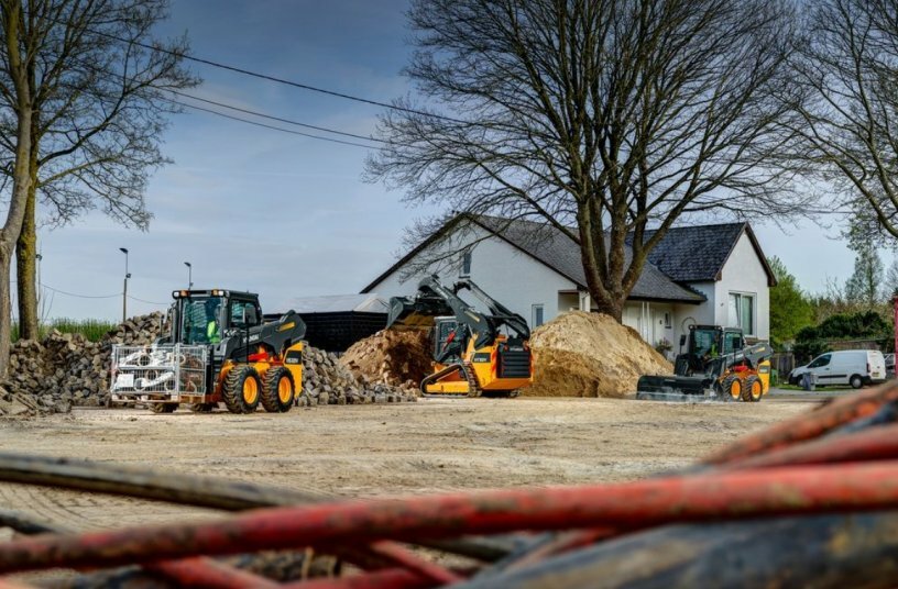 Tracked compact and skid steer loaders for Europe<br>IMAGE SOURCE: Hyundai Construction Equipment Europe