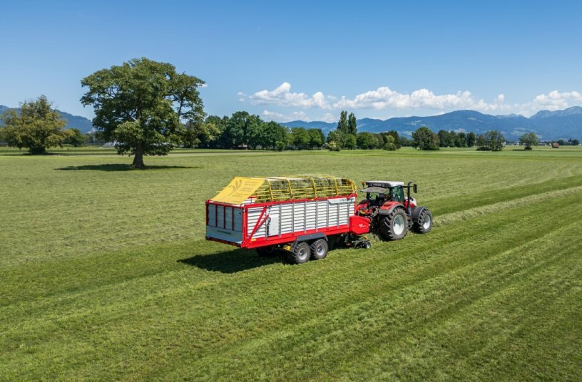 The Pöttinger tine conveyor loader wagon delivers high performance and conserves the soil<br>IMAGE SOURCE: PÖTTINGER Landtechnik GmbH