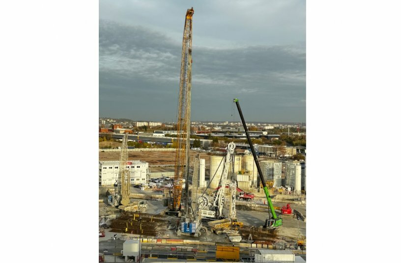 In Gennevilliers bearbeiten die Teams von NGE Fondations zwei Spezialtiefbaustellen gleichzeitig.<br>BILDQUELLE: SENNEBOGEN Maschinenfabrik GmbH