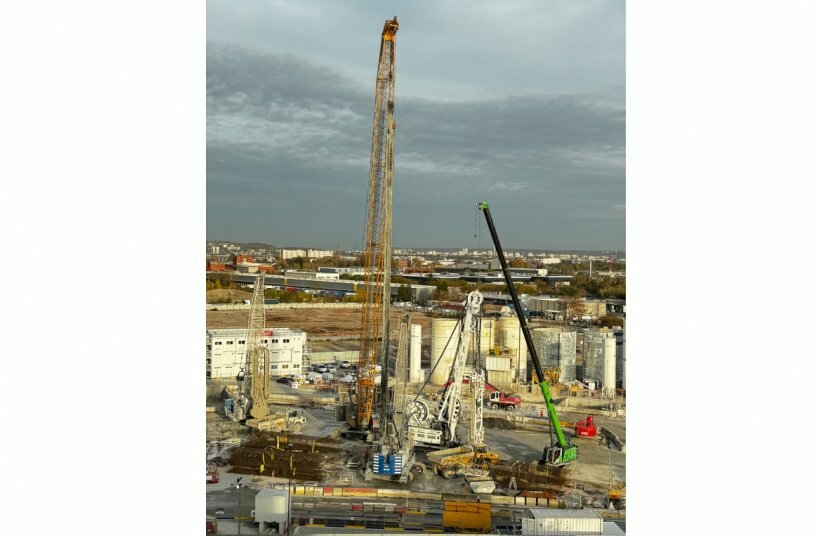 In Gennevilliers, NGE Fondations teams are working on two specialized civil engineering sites simultaneously.<br>IMAGE SOURCE: SENNEBOGEN Maschinenfabrik GmbH