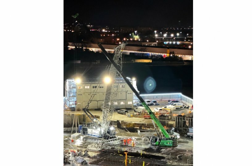 Der Raupentelekran SENNEBOGEN 673E unterstützt die Betonierarbeiten, die Vorbereitung der Bewehrungskörbe und verschiedene Verladearbeiten auf der Baustelle des Bahnhofs Les Grésillons in Gennevilliers.<br>BILDQUELLE: SENNEBOGEN Maschinenfabrik GmbH