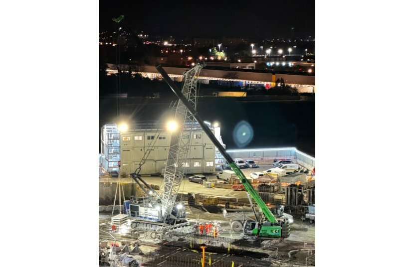The SENNEBOGEN 673E crawler crane supports the concreting work, the preparation of the reinforcement cages, and various loading tasks at the Les Grésillons train station construction site in Gennevilliers.<br>IMAGE SOURCE: SENNEBOGEN Maschinenfabrik GmbH