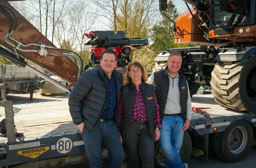Bauunternehmer Sebastian Hecht (rechts) und seine rechte Hand Silvia Pacholke (Mitte) mit Danilo Zentner (links), leitender Verkaufsrepräsentant der Zeppelin Niederlassung Rostock.<br>BILDQUELLE: René Blodau/chare Marketing