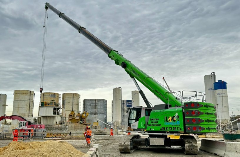 The SENNEBOGEN 673E crawler crane supports the concreting work, the preparation of the reinforcement cages, and various loading tasks at the Les Grésillons train station construction site in Gennevilliers.<br>IMAGE SOURCE: SENNEBOGEN Maschinenfabrik GmbH