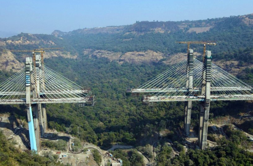Major bridge for Indian expressway calls in Potain crane power<br>IMAGE SOURCE: Manitowoc