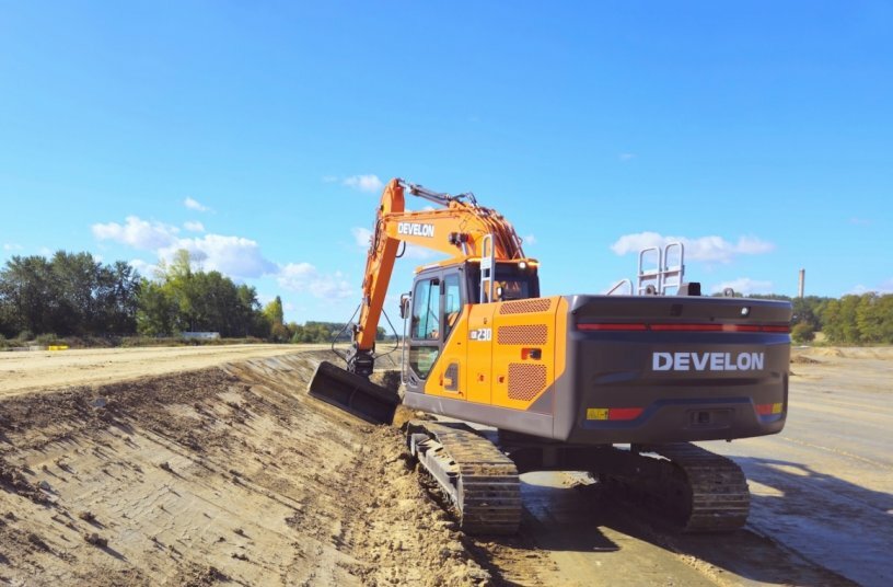 Develon DX230LC-9<br>IMAGE SOURCE: Develon
