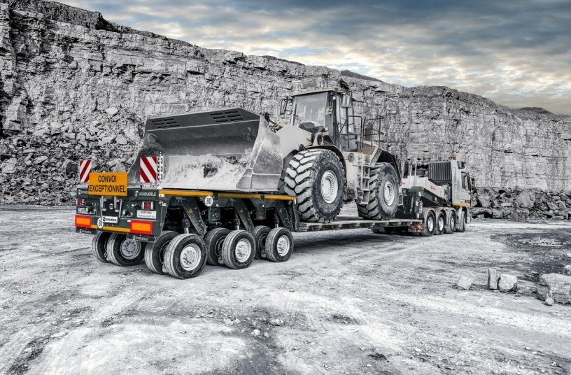 EuroCompact: Maximum flexibility with a new gooseneck and double telescopic deck – ideal for the efficient transport of heavy and oversized loads.<br>IMAGE SOURCE: TII Group