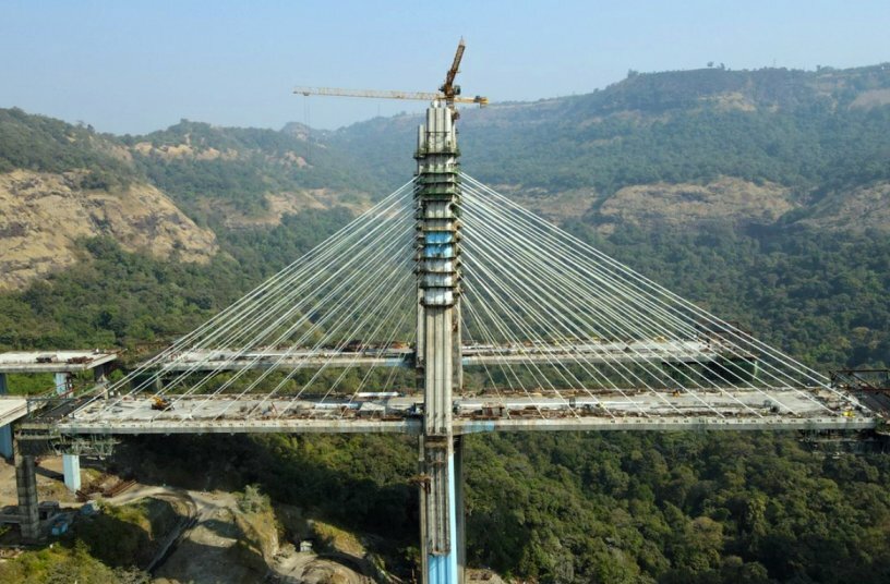 Major bridge for Indian expressway calls in Potain crane power<br>IMAGE SOURCE: Manitowoc