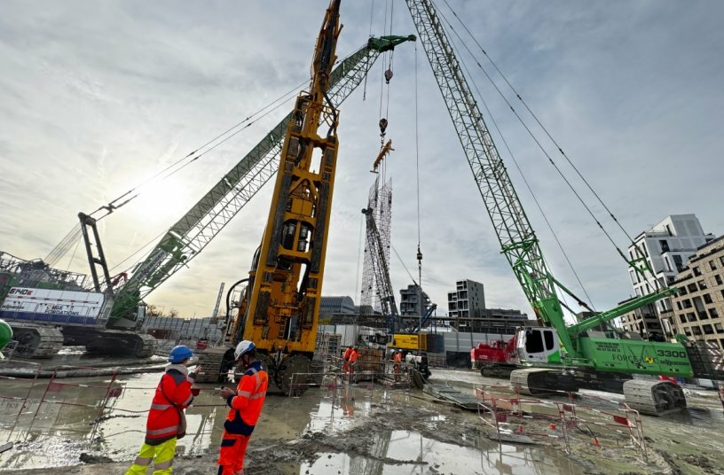 Der Raupenkran SENNEBOGEN 3300 der Firma FORCE-LOC kümmert sich um die Montage der Bewehrungskörbe beim Servicebauwerk für die Tunnelbohrmaschine.<br>BILDQUELLE: SENNEBOGEN Maschinenfabrik GmbH