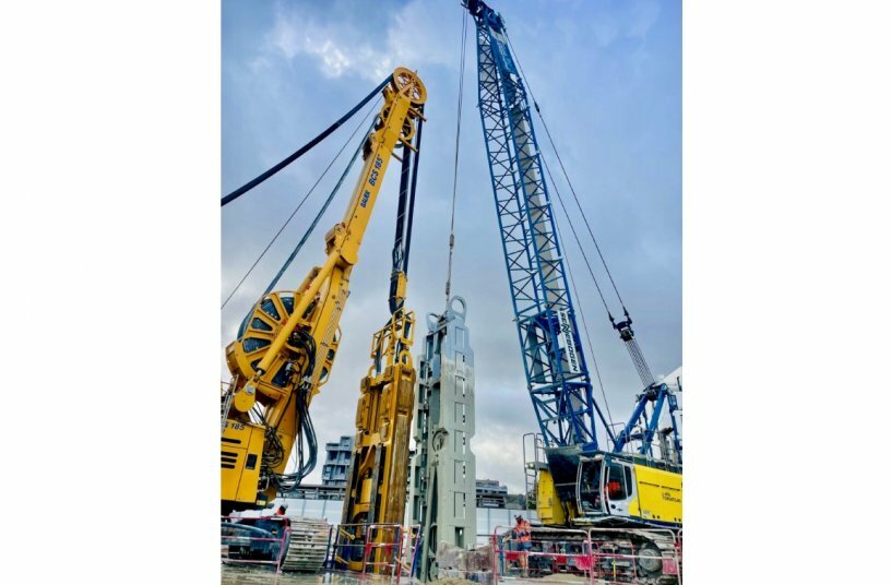 SENNEBOGEN duty cycle cranes during the construction of the entrance shaft for the tunnel boring machine: the 6130HD with diaphragm wall grab in tandem with a hydro cutter and the 6140HD during heavy-duty lifting.<br>IMAGE SOURCE: SENNEBOGEN Maschinenfabrik GmbH