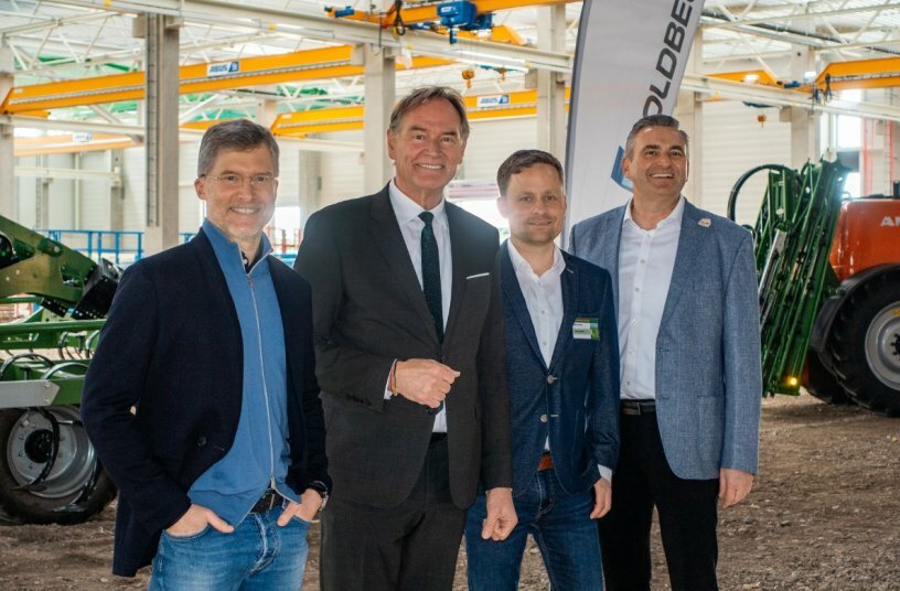 Personen (von links): Dr. Justus Dreyer (Vorsitzender der Geschäftsführung und Inhaber AMAZONE Gruppe), Burkhard Jung (Oberbürgermeister Leipzig), Martin Wilken (Geschäftsführung BBG), Dr. Rainer Resch (Geschäftsführender Direktor AMAZONE Gruppe).<br>BILDQUELLE: GOLDBECK GmbH