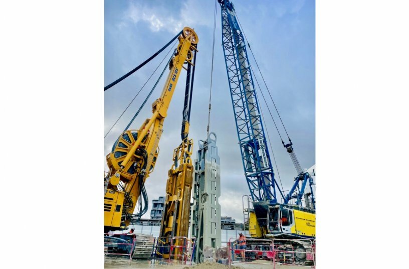 SENNEBOGEN-Seilbagger beim Bau des Eingangsschachtes für die Tunnelbohrmaschine: Der 6130HD mit Schlitzwandgreifer im Tandem mit einer Hydrofräse und der 6140HD beim Schwerlasthub.<br>BILDQUELLE: SENNEBOGEN Maschinenfabrik GmbH