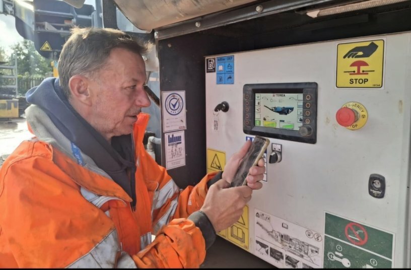 Paul Holder, Hire Fleet Manager, Blue Machinery Southern using Ask Terex technology to assist him with setting up a crusher for a customer.<br>IMAGE SOURCE: Terex MP