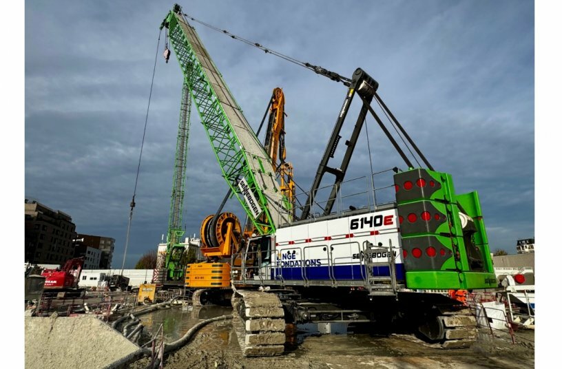 SENNEBOGEN-Seilbagger beim Bau des Eingangsschachtes für die Tunnelbohrmaschine: Der 6130HD mit Schlitzwandgreifer im Tandem mit einer Hydrofräse und der 6140HD beim Schwerlasthub.<br>BILDQUELLE: SENNEBOGEN Maschinenfabrik GmbH