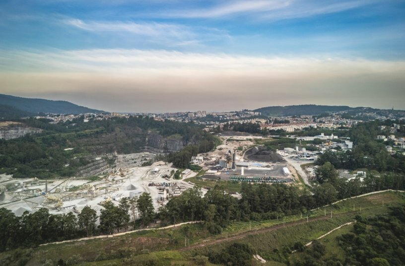 The RPP plant from Benninghoven is ideally integrated into the quarry between the virgin material processing facility and the RAP material stockpile.<br>IMAGE SOURCE: WIRTGEN GROUP