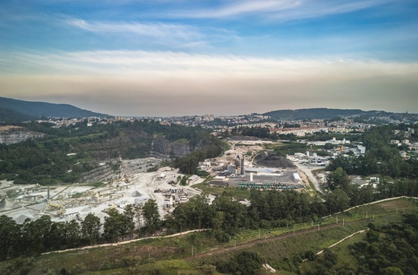 Die RPP-Anlage von Benninghoven fügt sich optimal in den Steinbruch zwischen der Aufbereitung des Weißmaterials und der Recycling-Deponie ein.<br>BILDQUELLE: WIRTGEN GROUP