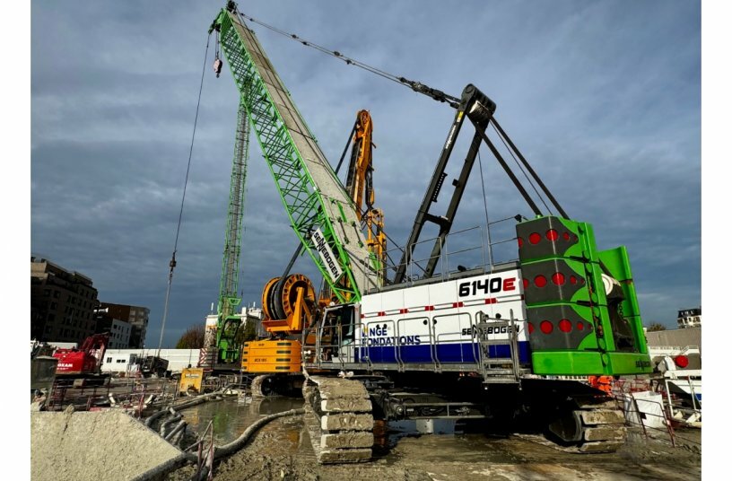 SENNEBOGEN duty cycle cranes during the construction of the entrance shaft for the tunnel boring machine: the 6130HD with diaphragm wall grab in tandem with a hydro cutter and the 6140HD during heavy-duty lifting.<br>IMAGE SOURCE: SENNEBOGEN Maschinenfabrik GmbH