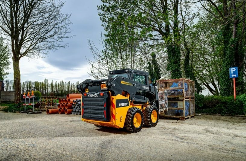 Tracked compact and skid steer loaders for Europe<br>IMAGE SOURCE: Hyundai Construction Equipment Europe