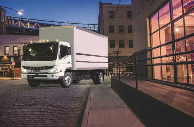 RIZON Lkw mit Kofferaufbau in Innenstadt<br>BILDQUELLE: Daimler Truck AG
