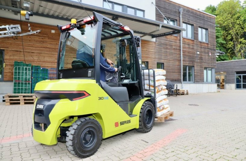 The Renegade series (S25-35XE) is designed for operators who do not want to forego the advantages of the Clark S-Series – Smart. Strong. Safe.<br>IMAGE SOURCE: CLARK Europe GmbH