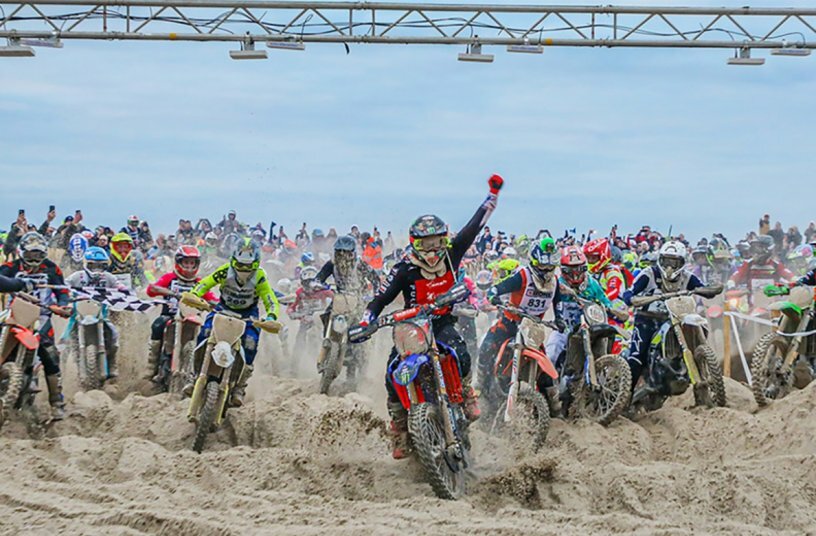 Start of the legendary motorcycle race Enduropale de Touquet “Pas-de-Calais”<br>IMAGE SOURCE: Liebherr-Werk Telfs GmbH