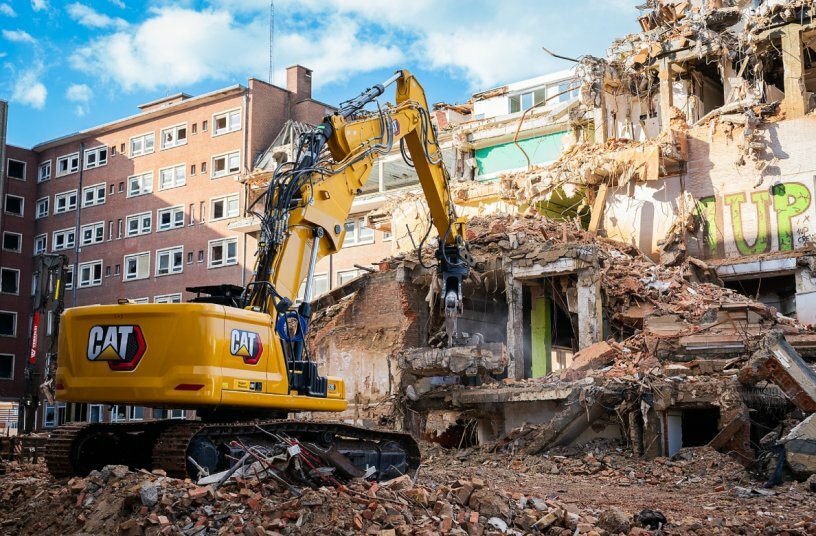 The Cat® 330 UHD C7.1 engine can run on biodiesel up to B20 and meets EU Stage V, U.S. EPA Tier 4 Final, and Japan 2014 emission standards.<br>IMAGE SOURCE: Caterpillar