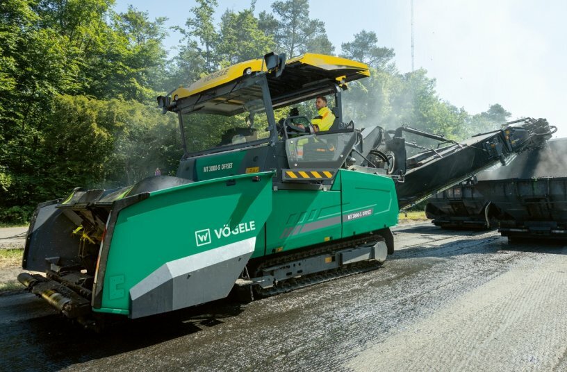 Cleveres Materialförderkonzept: Der große Aufnahmebehälter mit einem Fassungsvermögen von bis zu 15 t und die leistungsstarke Bandanlage des Vögele Beschickers ermöglichen ein schnelles Entladen und eine schonende Förderung des Mischguts.<br>BILDQUELLE: WIRTGEN GROUP