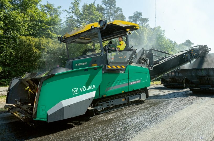 Smart material conveying concept The large receiving hopper with a capacity of up to 15 t and the effective conveying system of the Vögele material feeder enable fast unloading and smooth conveying of the asphalt mix.<br>IMAGE SOURCE: WIRTGEN GROUP