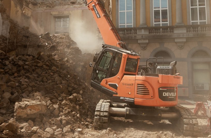 Develon DX140RDM-7 Demolition Excavator Takes Down Historic Tuff Building Next to the Royal Palace of Caserta