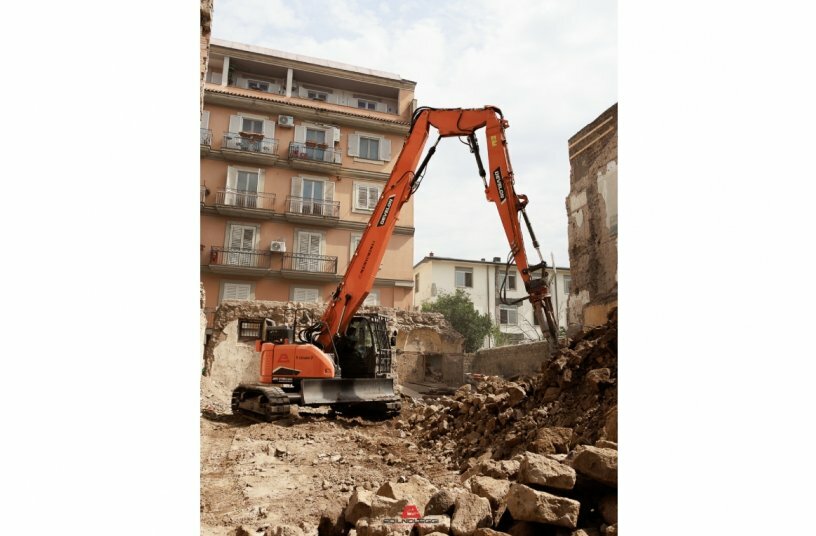 Develon crawler excavator<br>IMAGE SOURCE: Develon