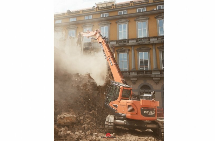Develon crawler excavator in Italy<br>IMAGE SOURCE: Develon