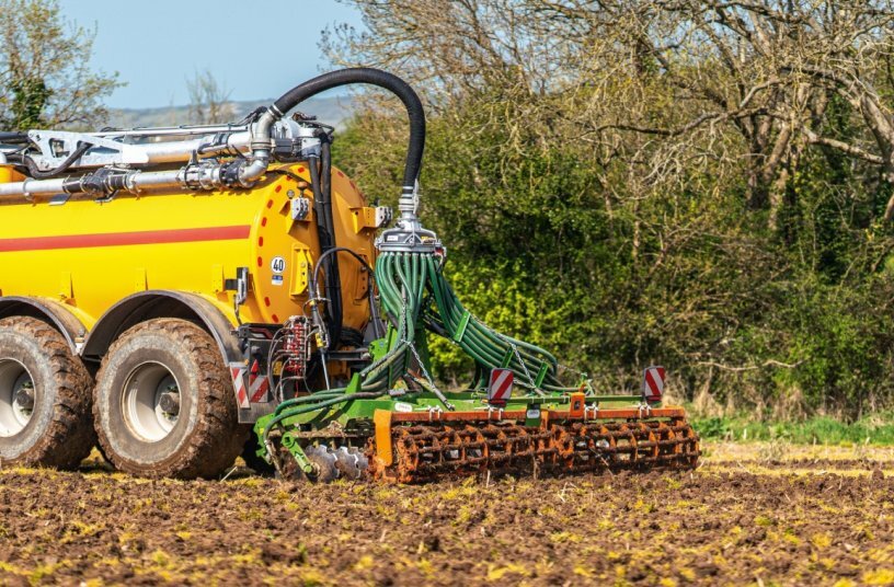 Catros+ 5003-2 pro with SW 600 pro cage roller<br>IMAGE SOURCE: AMAZONEN-WERKE H. DREYER SE & Co. KG