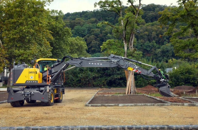 Swing into action - Volvo Construction Equipment unveil their new generation EWR150 and EWR170 short swing wheeled excavators<br>IMAGE SOURCE: Volvo Construction Equipment Germany GmbH