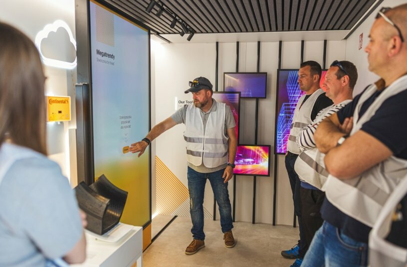Awaiting the visitors in the trailer is an interactive exhibition – as can be seen here during a stop in Poland.<br>IMAGE SOURCE: Continental Reifen Deutschland GmbH