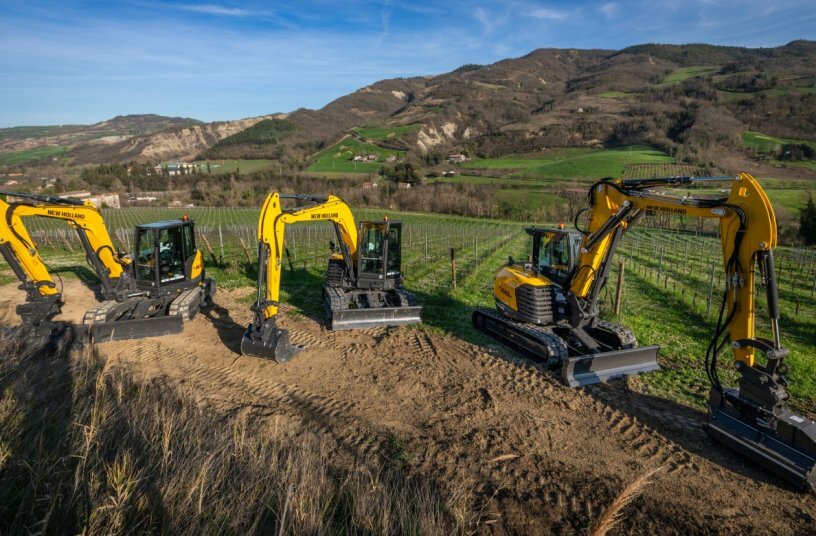 The telescopic wheel loader particularly stands out thanks to its long forward reach, ideal for piling large amounts of snow.<br>IMAGE SOURCE: Liebherr-Werk Bischofshofen GmbH
